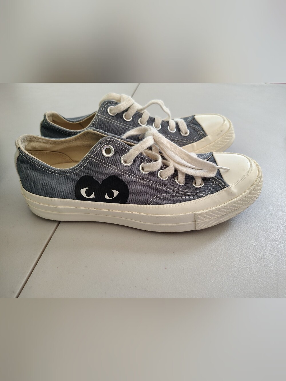 Comme des Garcons Unisex Converse Low-Top Sneakers in Gray and Cream